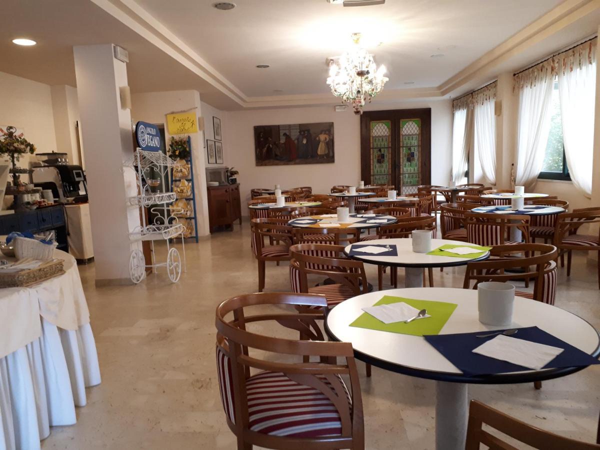 סניגליה Hotel Fiorella מראה חיצוני תמונה