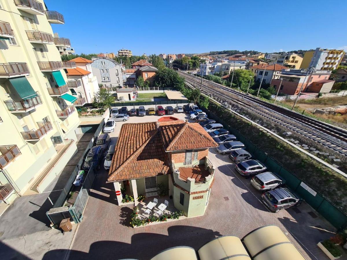 סניגליה Hotel Fiorella מראה חיצוני תמונה