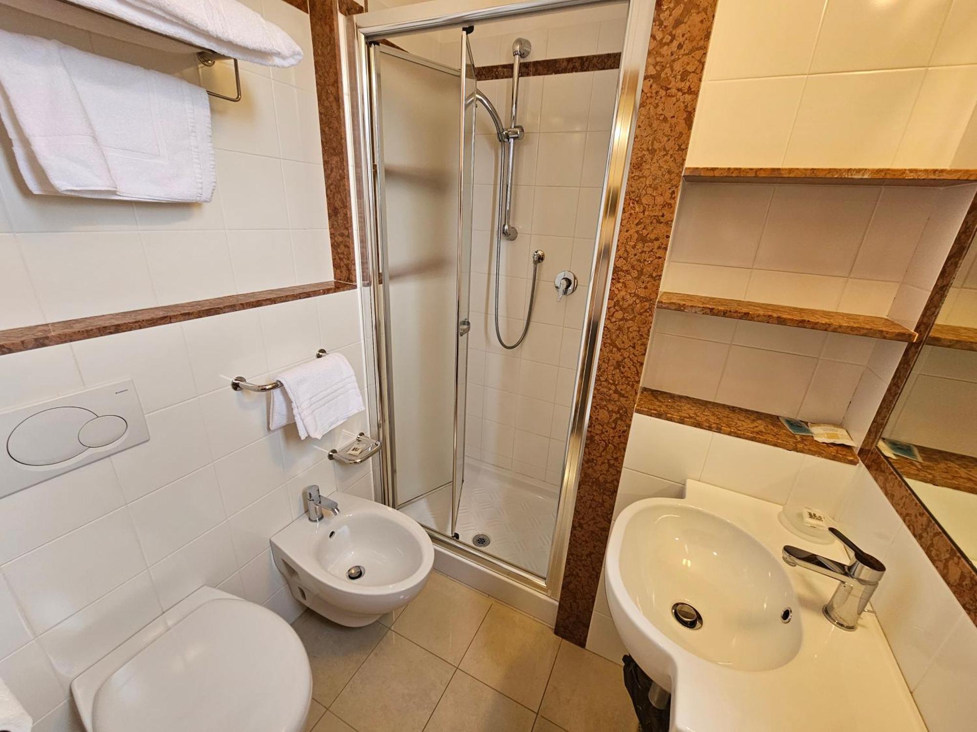 סניגליה Hotel Fiorella מראה חיצוני תמונה