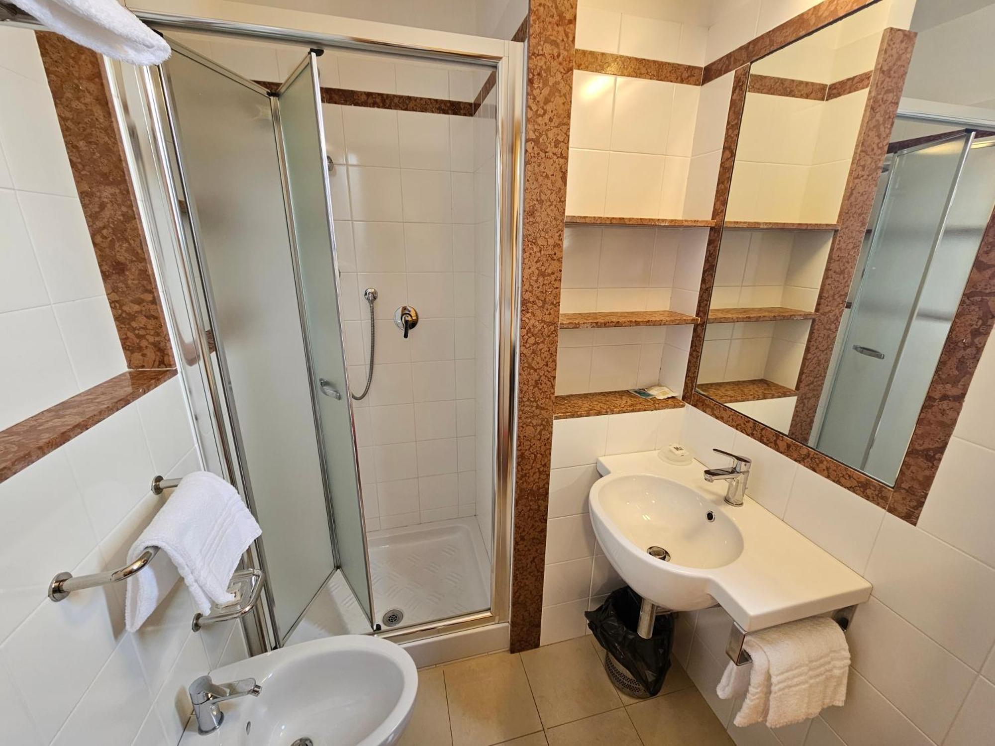 סניגליה Hotel Fiorella מראה חיצוני תמונה