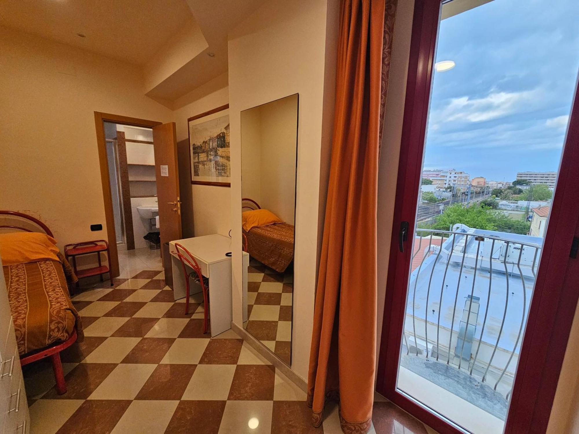 סניגליה Hotel Fiorella מראה חיצוני תמונה