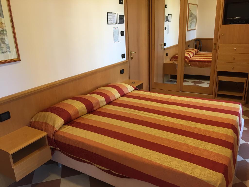 סניגליה Hotel Fiorella חדר תמונה