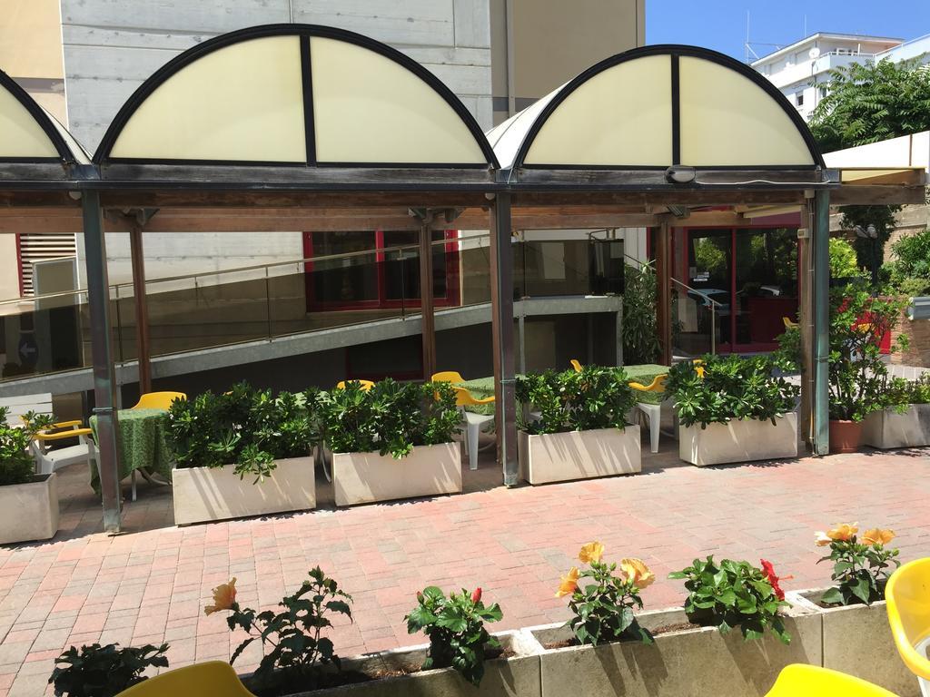 סניגליה Hotel Fiorella מראה חיצוני תמונה
