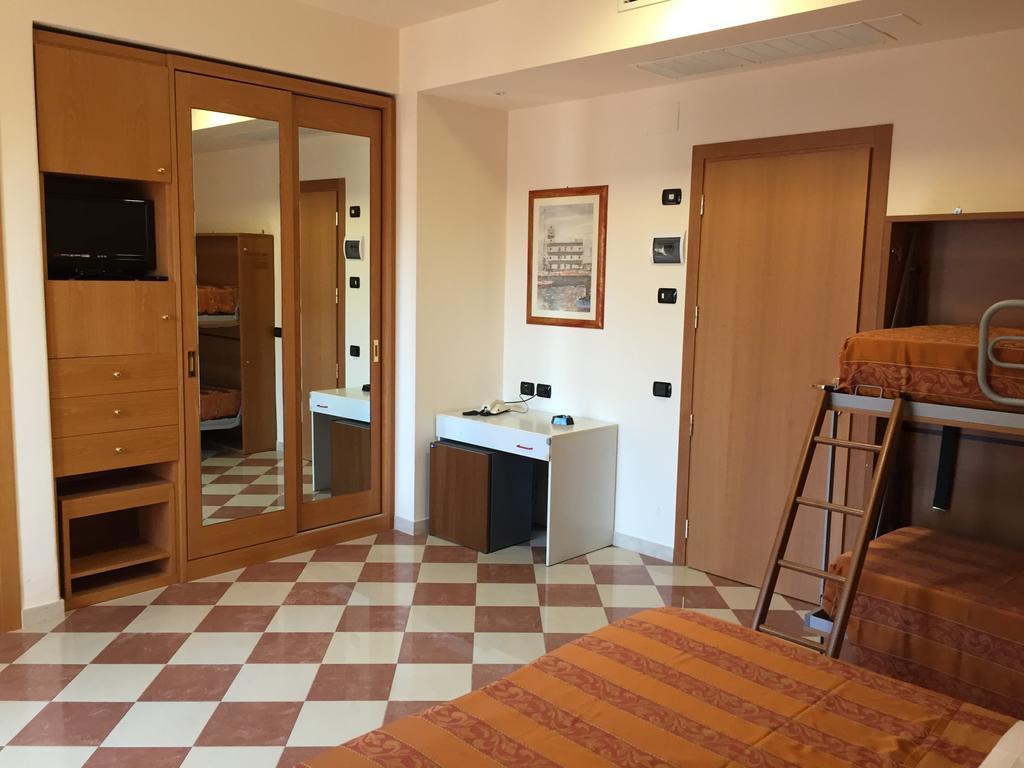 סניגליה Hotel Fiorella חדר תמונה