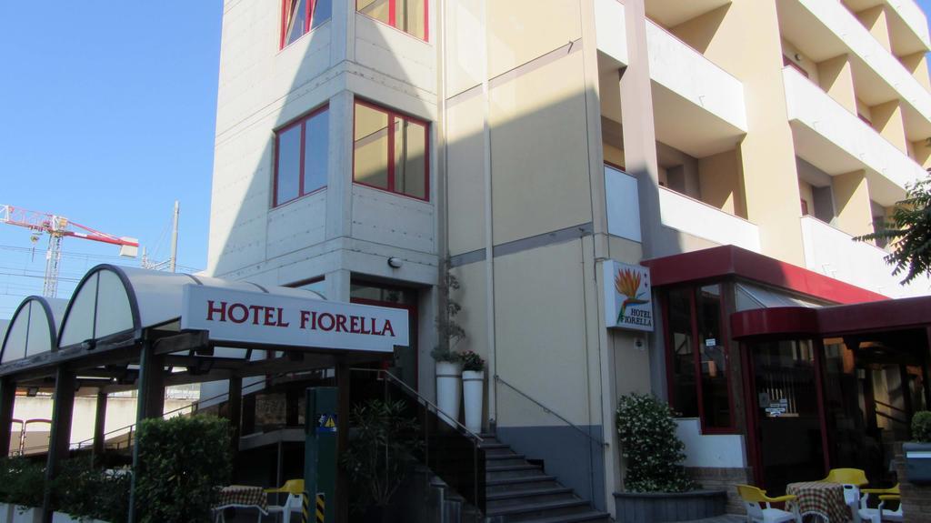 סניגליה Hotel Fiorella מראה חיצוני תמונה