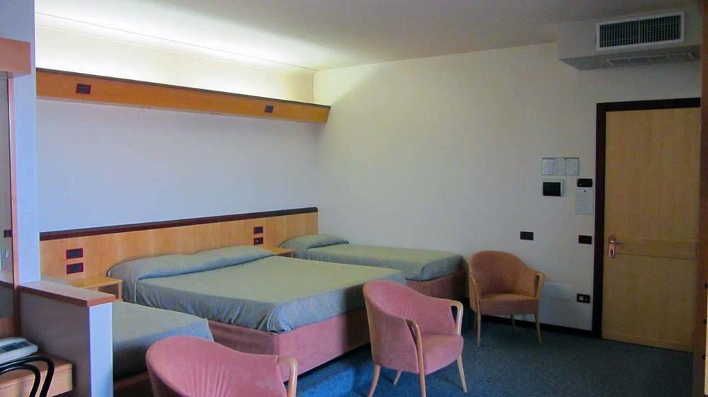 סניגליה Hotel Fiorella מראה חיצוני תמונה