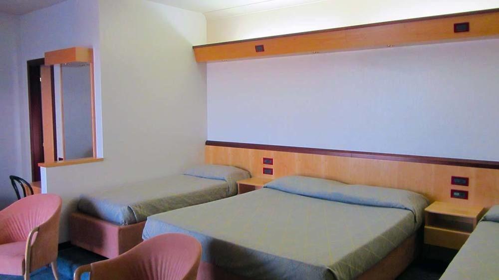 סניגליה Hotel Fiorella מראה חיצוני תמונה