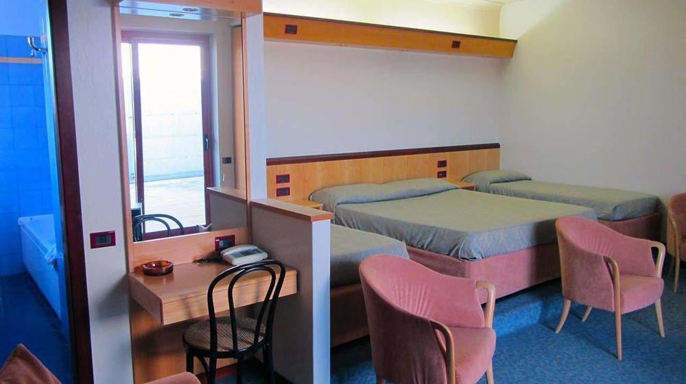 סניגליה Hotel Fiorella מראה חיצוני תמונה