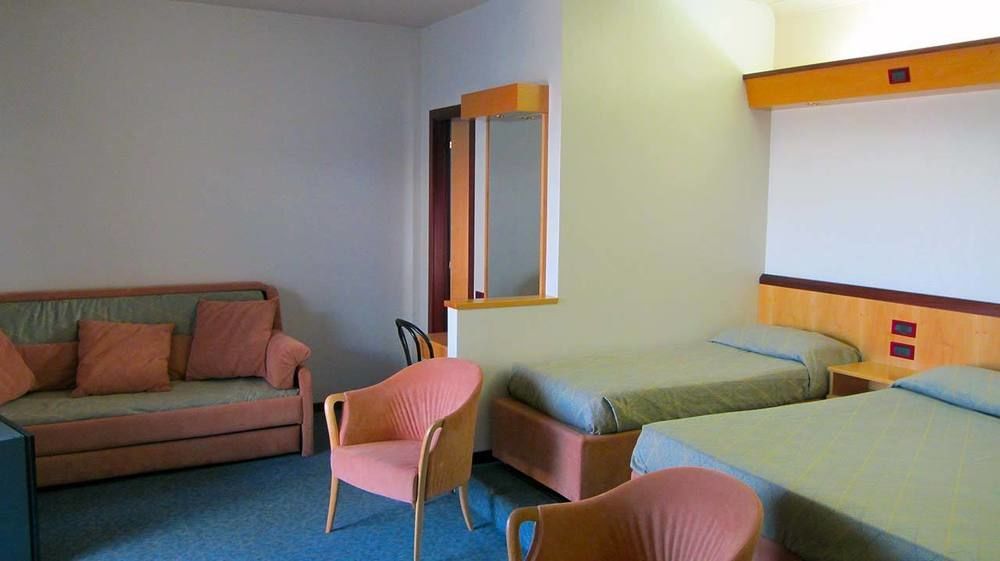 סניגליה Hotel Fiorella מראה חיצוני תמונה