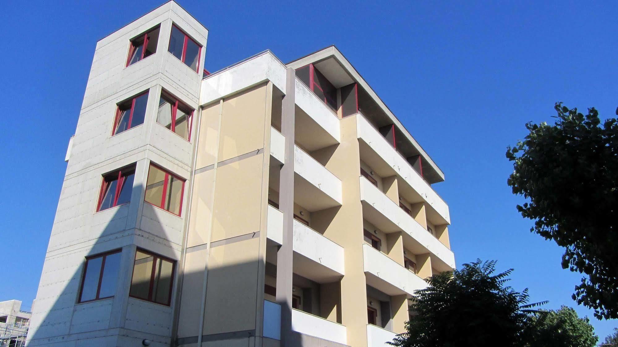 סניגליה Hotel Fiorella מראה חיצוני תמונה